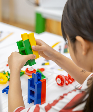 ブロックで遊ぶ子ども