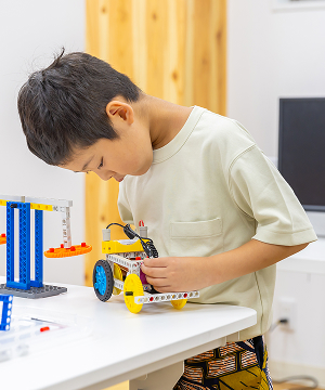 ブロックで遊ぶ子ども